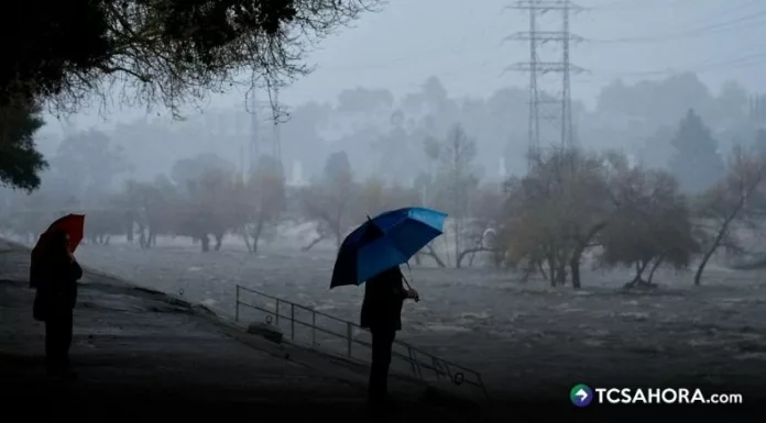 Las autoridades estadounidenses mantienen alertas de inundaciones en varias zonas de California, tras fuertes tormentas e inundaciones.