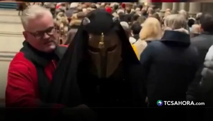 Hombre enmascarado causa revuelo durante una misa en Alemania La interrupción de un acto solemne en la Catedral de Colonia, en plena Nochebuena, generó inquietud entre los fieles y desató reacciones dentro y fuera del templo.