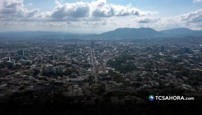 Ambiente caluroso y probabilidad de lluvias para este viernes en El Salvador Durante las primeras horas del día, el cielo se mantendrá despejado, aunque por la tarde aumentará la nubosidad en la franja volcánica, con lluvias aisladas y temperaturas de hasta 36 grados.