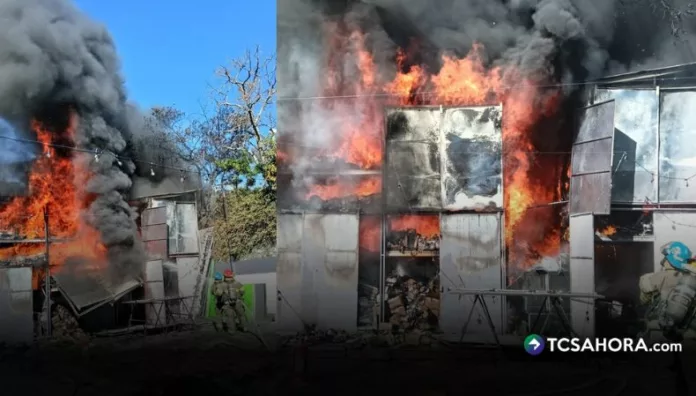 Incendio consume bodegas en el Paseo General Escalón, San Salvador De acuerdo con el reporte oficial de las autoridades, el incendio estructural en el Paseo General Escalón únicamente dejó daños materiales.