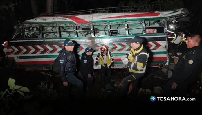 Guatemala Al menos 15 fallecidos y 19 heridos en aparatoso accidente de autobús Un fuerte accidente de autobús en la Carretera Interamericana de Guatemala dejó al menos 15 personas fallecidas y 19 más lesionadas.