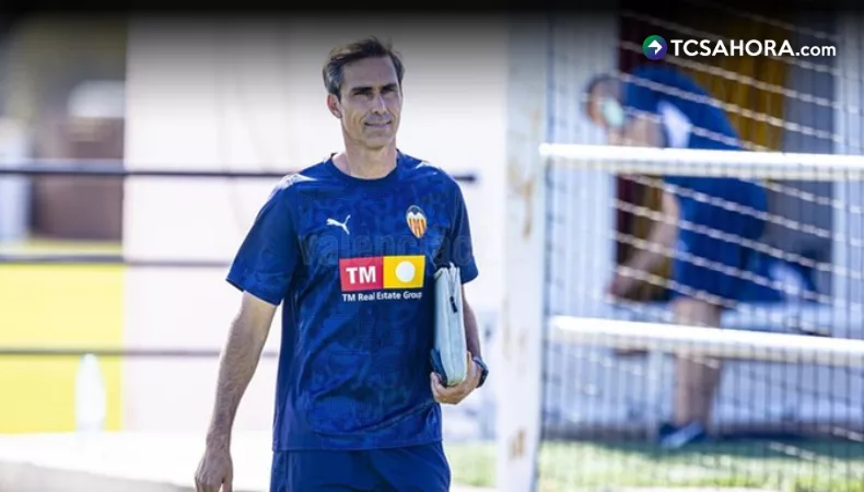 Fallece técnico del Valencia Femenino B, en naufragio en Indonesia Fernando Martín, técnico del Valencia Femenino B, murió en el naufragio de una embarcación en Indonesia en la que viajaba junto a su familia.