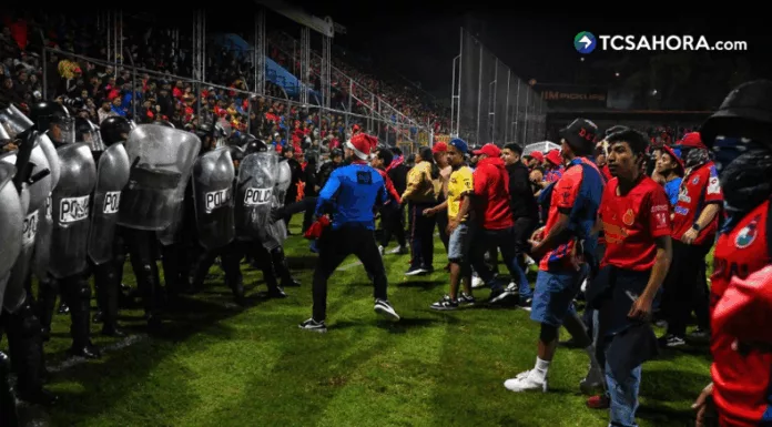 Aficionados del Municipal ingresaron a la cancha para agredir a los futbolistas del Antigua GFC tras perder la final de la liga de Guatemala.