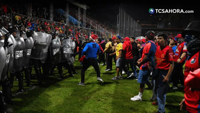 Final de liga en Guatemala termina en Aficionados del Municipal ingresaron a la cancha para agredir a los futbolistas del Antigua GFC tras perder la final de la liga de Guatemala.
