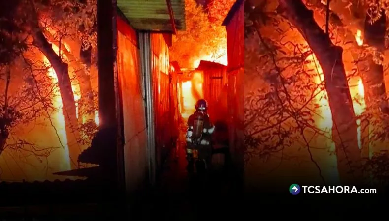 Incendio consume al menos 50 locales en el parque Menéndez, Santa Ana Anoche, un voraz incendio estructural consumió al menos 50 puestos de venta en el parque Menéndez, Santa Ana Centro.