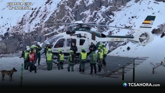 Alud de nieve deja tres esquiadores fallecidos en España Un alud de nieve arrastró a un grupo de esquiadores que se encontraba en una montaña, dejando un saldo de tres fallecidos.