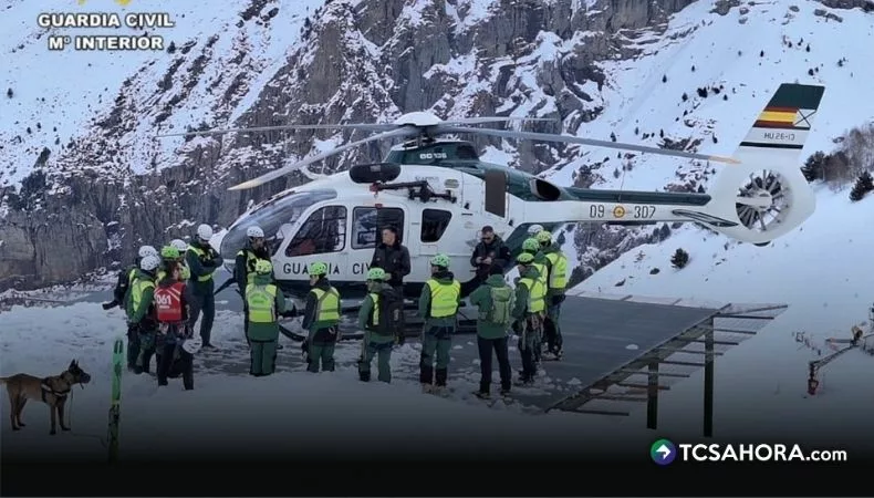 Alud de nieve deja tres esquiadores fallecidos en España Un alud de nieve arrastró a un grupo de esquiadores que se encontraba en una montaña, dejando un saldo de tres fallecidos.