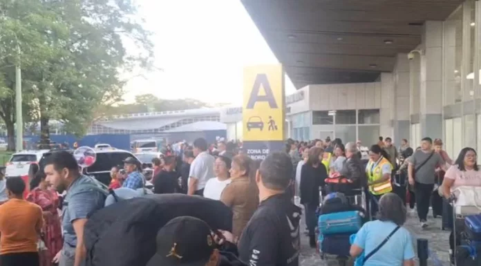 A un día de las celebraciones de Fin de Año, cientos de salvadoreños y turistas extranjeros arribaron al Aeropuerto de El Salvador.