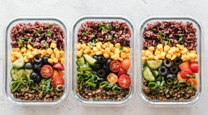 Expertos señalan que los alimentos congelados deben ser guardados en depósitos herméticos para evitar su descomposición.