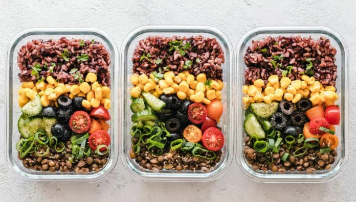 ¿Congelas alimentos? Esto es lo que debes saber Expertos señalan que los alimentos congelados deben ser guardados en depósitos herméticos para evitar su descomposición.