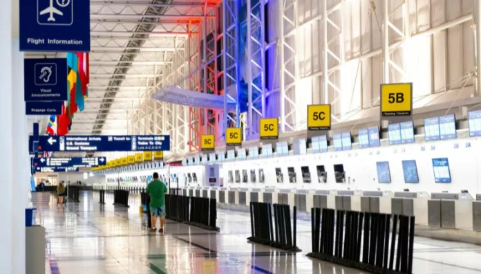 Entran en vigor las nuevas restricciones migratorias en EE. UU. Ciudadanos de al menos siete países no podrán ingresar a Estados Unidos debido a las nuevas restricciones migratorias.