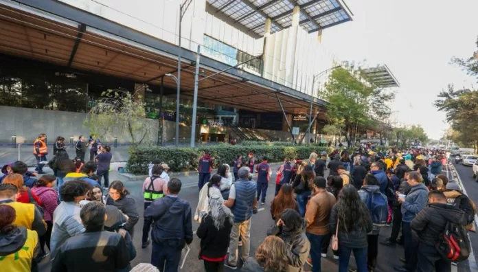 Terremoto en México deja dos fallecidos y más de 800 réplicas Los reportes indican que hasta las 18:00 (hora local) se habían registrado 854 réplicas tras el terremoto. Se han confirmado dos fallecidos.