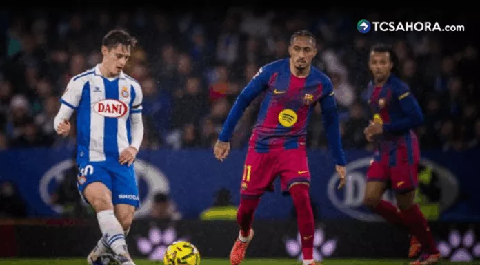 El Barcelona derrotó sobre el final del encuentro al Espanyol y se mantiene como único líder del campeonato.