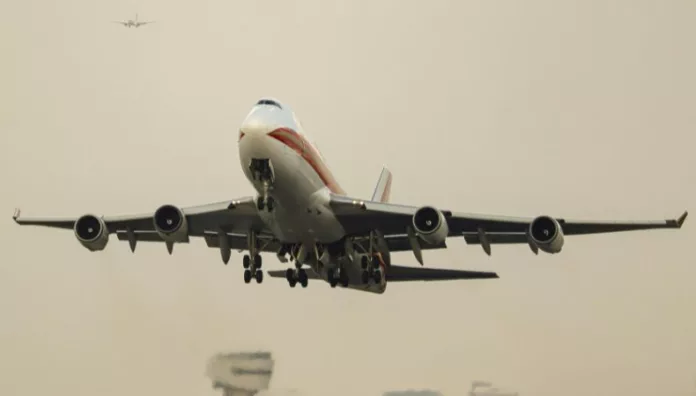 Aeropuerto de Miami suspende vuelos al Caribe El Aeropuerto de Miami suspendió los vuelos hacia el Caribe tras la captura del presidente venezolano, Nicolás Maduro.