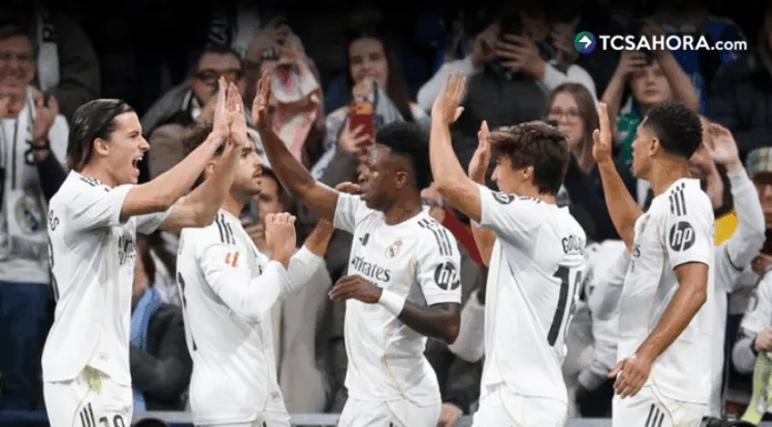 Real Madrid goleó en el Santiago Bernabéu al Betis y se mantiene a cuatro puntos del Barcelona en el campeonato español.