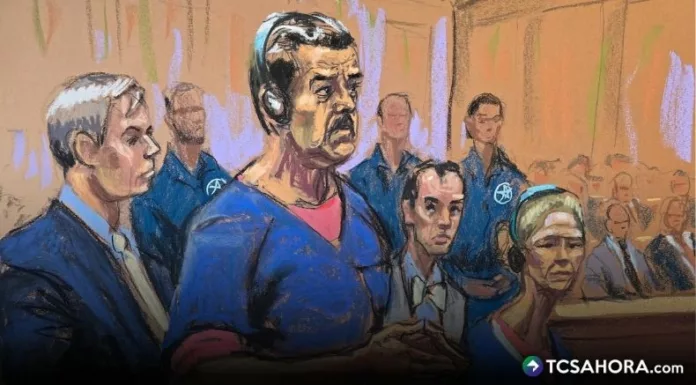 Nicolás Maduro compareció frente a la justicia estadounidense con grilletes en los tobillos y una camisa azul sobre otra naranja fluorescente.