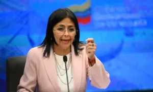 Delcy Rodríguez presidenta encargada de Venezuela Delcy Rodríguez tiene 56 años, es abogada, de profunda convicción chavista y hermana del presidente de la Asamblea Nacional de Venezuela.