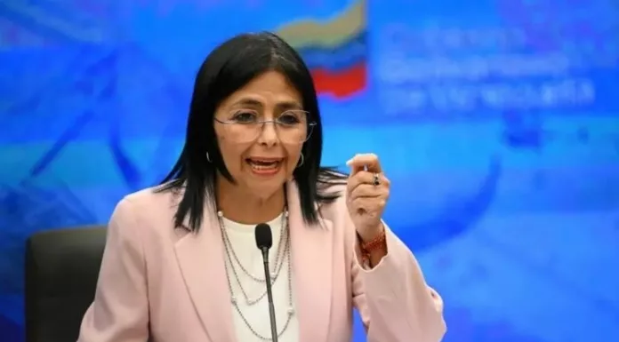 Delcy Rodríguez tiene 56 años, es abogada, de profunda convicción chavista y hermana del presidente de la Asamblea Nacional de Venezuela.