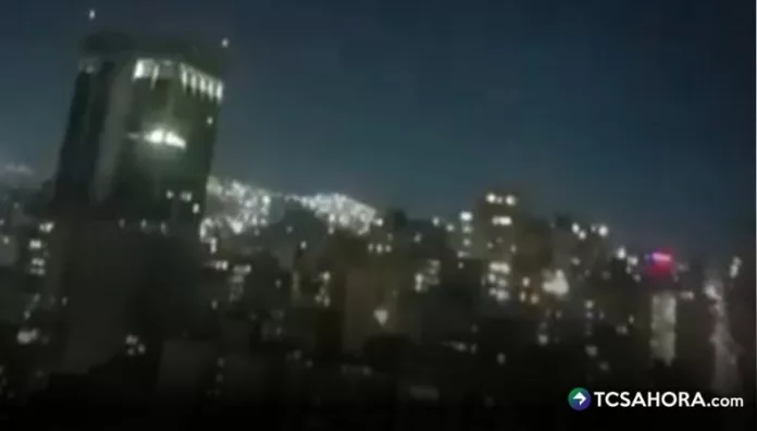 Reportan detonaciones en alrededores del Palacio de Miraflores en Caracas, Venezuela Una serie de detonaciones se registraron en horas de la noche de este lunes en los alrededores del Palacio de Miraflores, Caracas, Venezuela.