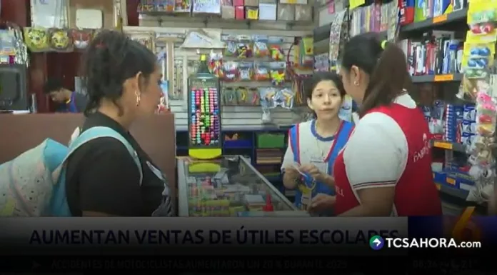 Cuadernos, lapiceros y mochilas encabezan las compras previas al regreso a clases en el Centro Histórico de San Salvador.