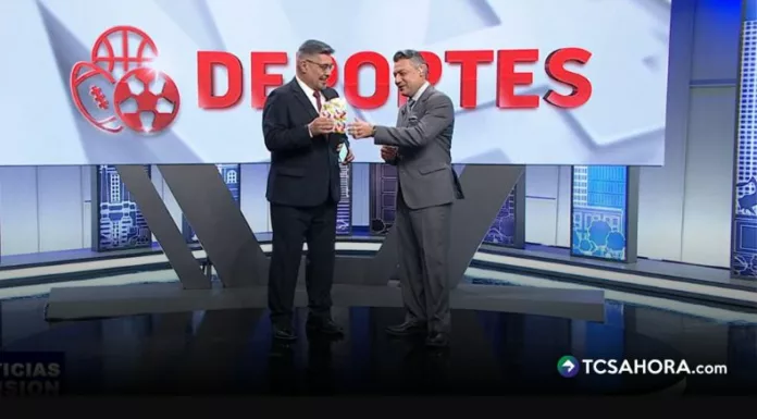 Durante la emisión del mediodía de Noticias 4Visión, Roberto Bundio apareció con un regalo y un pastel que tomaron por sorpresa al presentador frente a las cámaras.
