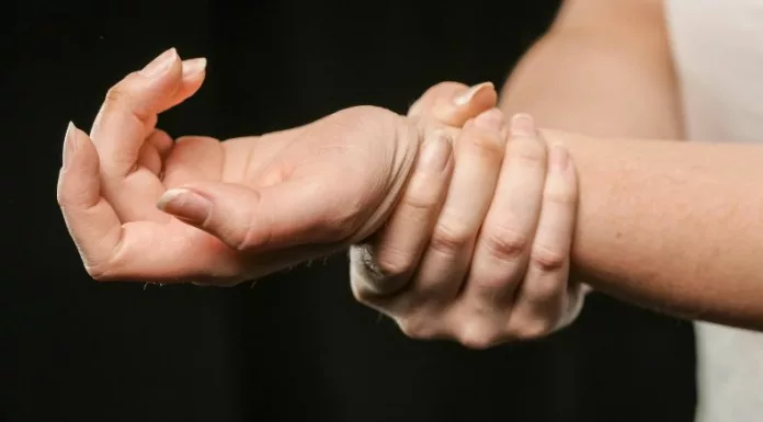 El frío puede causar dolores en las articulaciones especialmente en las extremidades provocando rigidez y malestares.