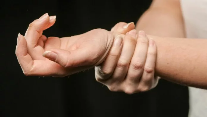 El frío puede intensificar dolor en las articulaciones El frío puede causar dolores en las articulaciones especialmente en las extremidades provocando rigidez y malestares.