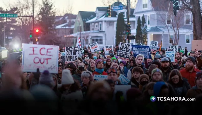Cientos de personas se manifestaron en Minneapolis tras la muerte de una mujer durante un operativo migratorio federal.