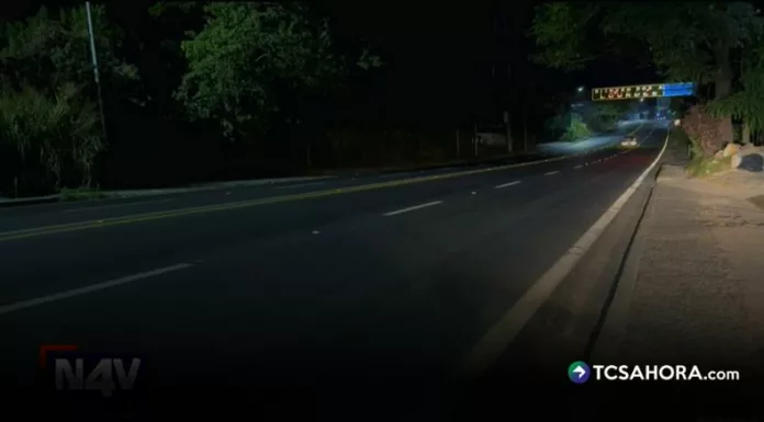 En plena madrugada, cuando las carreteras deberían permanecer en silencio, vecinos aseguran escuchar motores, bocinas y frenadas.