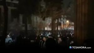 Irán corta internet y líneas telefónicas en medio de protestas Los cortes de internet y la suspensión de las comunicaciones telefónicas en Irán ocurrieron de inmediato al comenzar las manifestaciones.