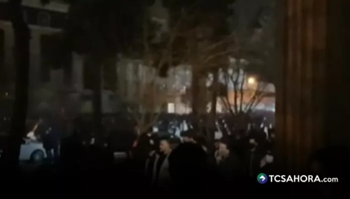 Irán corta internet y líneas telefónicas en medio de protestas Los cortes de internet y la suspensión de las comunicaciones telefónicas en Irán ocurrieron de inmediato al comenzar las manifestaciones.