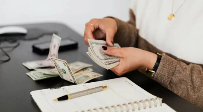 Expertos en finanzas recomiendan a los padres de familia planificar los gastos que tendrán durante todo el año lectivo.