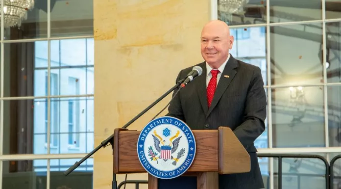 Un grupo de diplomáticos estadounidenses llegó este viernes a Venezuela para evaluar que la embajada en Caracas funcione nuevamente.