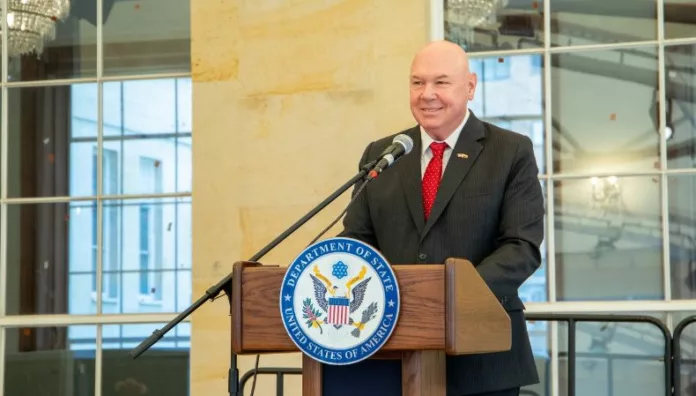 Diplomáticos estadounidenses llegan a Venezuela Un grupo de diplomáticos estadounidenses llegó este viernes a Venezuela para evaluar que la embajada en Caracas funcione nuevamente.