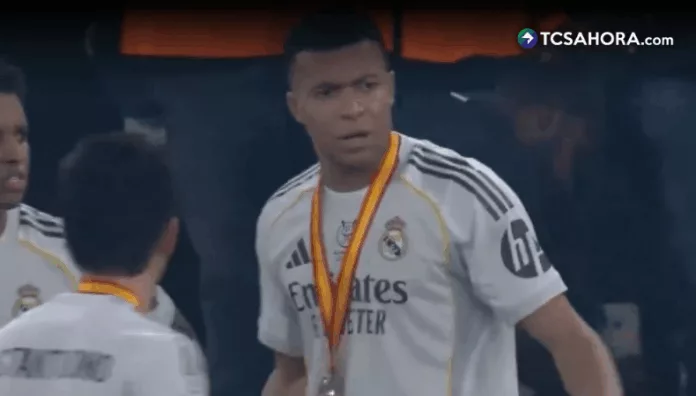 Este fue el polémico gesto de Mbappé tras perder otra final con el Madrid Kylian Mbappé perdió una nueva final con el Real Madrid ante el FC Barcelona en la Supercopa de España 2026.