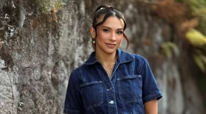 La conductora de Play publicó una imagen junto a sus padres cuando era pequeña y recordó su infancia, llena del amor y el apoyo incondicional que siempre ha recibido de ellos.