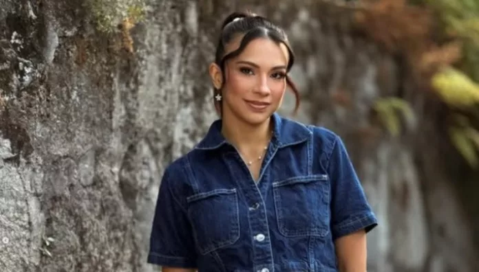 ¡Del baúl de los recuerdos! Así lucía Fátima Calderón cuando era una niña La conductora de Play publicó una imagen junto a sus padres cuando era pequeña y recordó su infancia, llena del amor y el apoyo incondicional que siempre ha recibido de ellos.