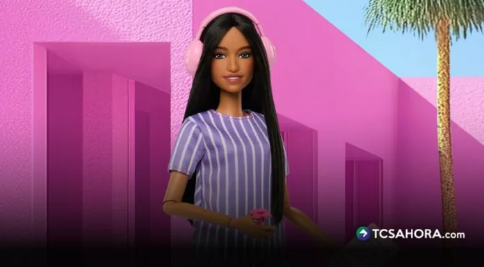 La marca presentó una nueva muñeca diseñada junto a personas dentro del espectro autista, con accesorios sensoriales. Además, forma parte de la línea Barbie Fashionistas.