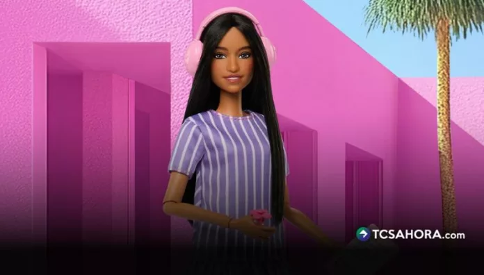 Mattel lanza la primera Barbie autista La marca presentó una nueva muñeca diseñada junto a personas dentro del espectro autista, con accesorios sensoriales. Además, forma parte de la línea Barbie Fashionistas.