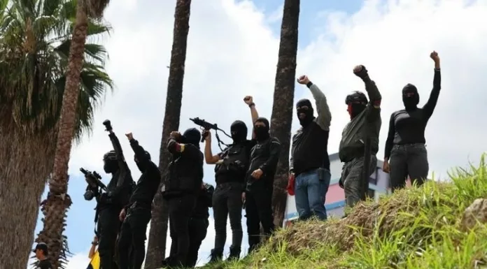 EE. UU. pide a sus ciudadanos que abandonen Venezuela por seguridad debido a las milicias armadas que actúan tras la caída de Maduro.