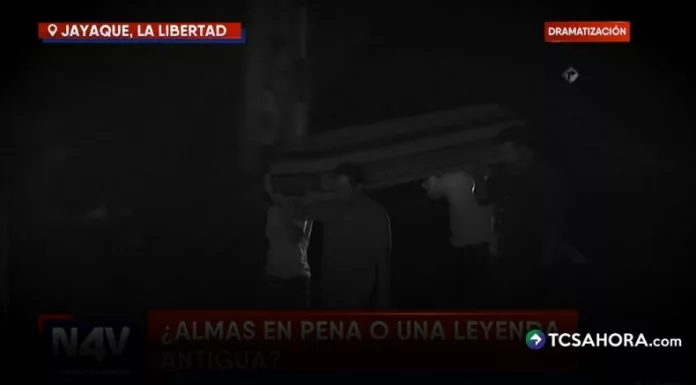 Durante la madrugada, la carretera a Jayaque se llena de misterio: un grupo de personas aparece cargando un ataúd en completo silencio.