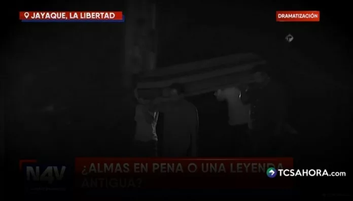 Almas en pena caminan en silencio por la carretera de Jayaque Durante la madrugada, la carretera a Jayaque se llena de misterio: un grupo de personas aparece cargando un ataúd en completo silencio.
