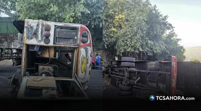 Un autobús de la ruta 5 volcó esta mañana en la calle antigua a Huizúcar, en el sector de La Cima 1, con un saldo de más de 20 personas lesionadas