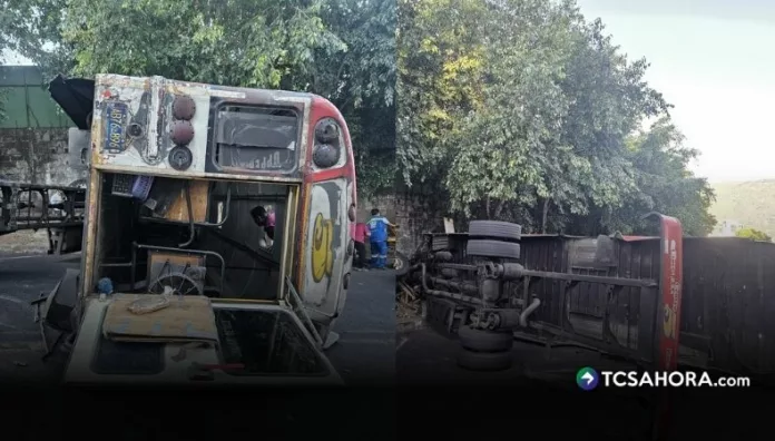 Más de una veintena de lesionados tras vuelco de autobús en La Cima 1 Un autobús de la ruta 5 volcó esta mañana en la calle antigua a Huizúcar, en el sector de La Cima 1, con un saldo de más de 20 personas lesionadas