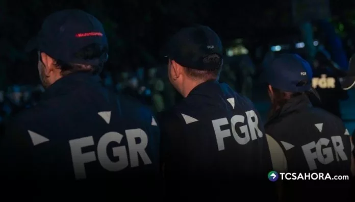 Capturan a siete personas acusadas de desfalcar a una institución financiera La FGR ordenó la captura de siete personas acusadas de desfalcar a una institución financiera de la zona oriental del país.