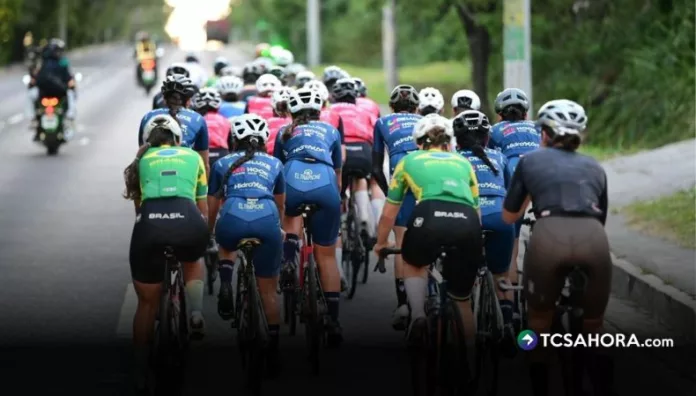 Inicia la tercera edición de Tour El Salvador de ciclismo femenino Más de 120 ciclistas de los 5 continentes participarán en el Tour El Salvador. Recorrerán todo el país, 11 rutas y más de 800 kilómetros.