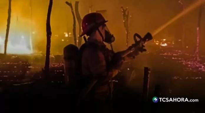 Un voraz incendio afectó seis estructuras usadas para la venta de comida en la playa Los Blancos, ubicada en el distrito de San Luis La Herradura.