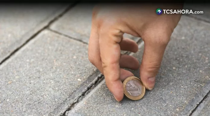Las monedas tiradas en la calle no siempre significan lo mismo para todos. Su hallazgo sigue vinculado a ideas de suerte, energía y superstición.