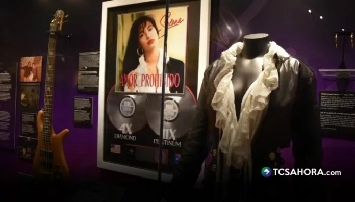 El Museo del Grammy abre una exhibición de Selena Quintanilla La muestra “Selena: From Texas to the World” llegó a Los Ángeles con prendas, premios, bocetos y recuerdos inéditos de la Reina del Tex-Mex. Estará abierta hasta el 16 de marzo.