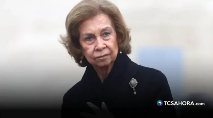 Sofía llegó del brazo de la princesa Leonor a la misa de despedida de Irene de Grecia. Su rostro dejó ver el golpe por la pérdida de la persona que cuidó hasta sus últimos días.